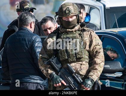 Kiev, Ukraine. 23rd févr. 2023. Pedro Sanchez entre dans le véhicule qui l'emportera au Palais présidentiel où il rencontrera Zelensky. Pedro Sanchez, président espagnol, lors de sa deuxième visite à Kiev, en Ukraine, à l'occasion du premier anniversaire de l'invasion en faveur de Zelensky. Le Président a visité Bucha, Irpin et St. La cathédrale de Michael, avant de rencontrer Zelensky. (Credit image: © Mario Coll/SOPA Images via ZUMA Press Wire) USAGE ÉDITORIAL SEULEMENT! Non destiné À un usage commercial ! Banque D'Images