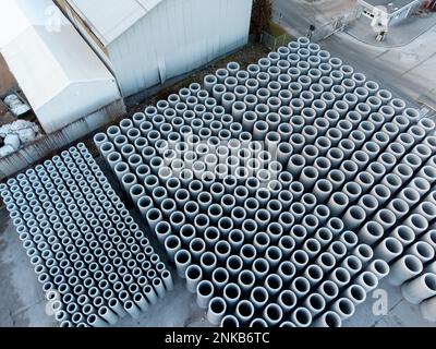 Tuyaux en béton stockés vue aérienne de l'entrepôt extérieur Banque D'Images