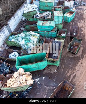 Centre de recyclage avec différents types de déchets et conteneurs vides vue aérienne en haut Banque D'Images