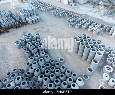 Tuyaux en béton stockés vue aérienne de l'entrepôt extérieur Banque D'Images