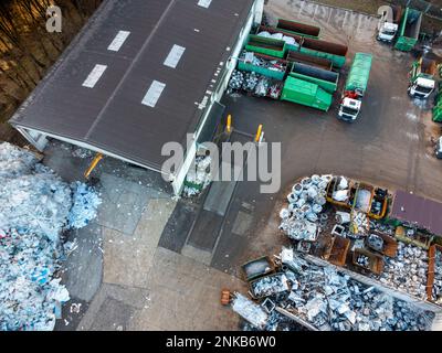 Centre municipal de recyclage avec conteneurs à déchets et camions vides, vue aérienne Banque D'Images