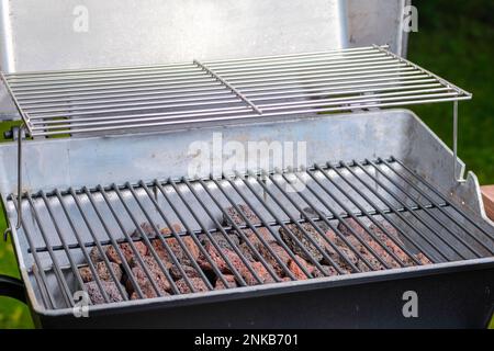 Fragment d'un barbecue à gaz avec pierres de lave. Mise au point sélective. Banque D'Images