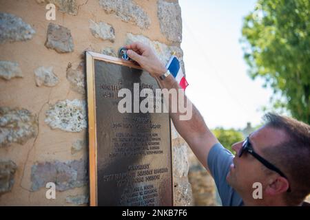 9. ÉTATS-UNIS Le colonel de la Force aérienne Bryan Callahan, commandant de l'escadre des opérations aériennes au sol en 435th, place une pièce d'aile sur un monument commémoratif pour 435th le personnel du Groupe de transport de troupes tombé en Normandie, en France, à 12 août 2022. Le mémorial marque le site d'un accident de planeur de 435th TCG qui a eu lieu pendant l'opération Neptune en 1944. Banque D'Images