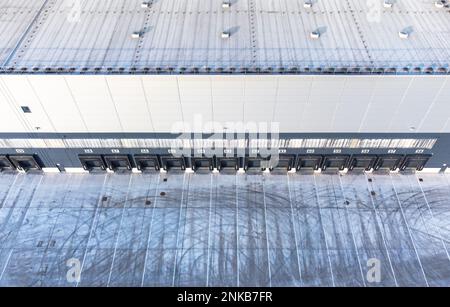 Grand entrepôt de distribution extérieur avec antenne de rampe de chargement vue de dessus vers le bas Banque D'Images