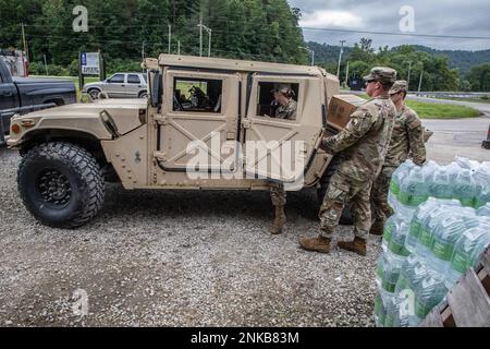 Jackson, Kentucky, 12 août 2022 – membres de l'équipe de l'assistance aux survivants en cas de catastrophe de la FEMA et des États-Unis Le personnel de l'armée à Humvee est en contact avec les survivants de catastrophes dans l'est du Kentucky. L'équipe DSA de la FEMA a enregistré des survivants de catastrophes pendant que les États-Unis Le personnel de l'armée a distribué de l'eau embouteillée et des repas prêts à manger (EMR) aux foyers des survivants de catastrophes. Photo de Christopher Mardorf (FEMA). Banque D'Images