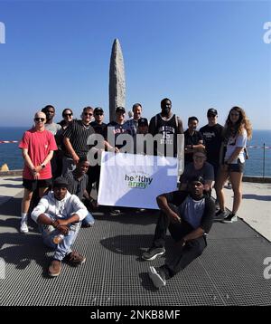 Des soldats de la 12th Brigade de l'aviation de combat (12th CAB), du 5th Bataillon, du 4th Air Defense Artillery Regiment (5-4 ADAR) et de l'USAG Ansbach Headquarters & Headquarters Company (HHC) ont récemment assisté à une série de cours pour améliorer la résilience individuelle ainsi que la résilience globale de l'unité, Dans le cadre d'une initiative financée par des communautés d'Armée en santé (HAC), et a participé à un voyage en Normandie pour explorer l'histoire et la culture locales. Banque D'Images