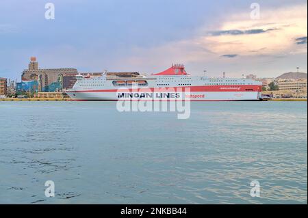 Ligne Minoan ferry Festos Palace dans le port du Pirée. Banque D'Images