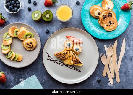 Crêpes maison au keto Diet en forme de bestioles servies avec des fruits et du jus. Banque D'Images