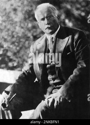 Carl Gustav JUNG ( Kesswyl , Suisse 1875 - Kusnacht 1961 ) , psychanalyste suisse - PSICANALIZI - PSICOANALISI - PSICALISTA - PSICOANALIZE - PSICOANALITA - SIGMUND FREUD - portrait - ritratto - occhiali - lunettes - Cravatta - PSICALISTA - psichanalieli - blanc - capvio - banistie - pbieli - PBIELI - PSICHI - PTICHI Banque D'Images