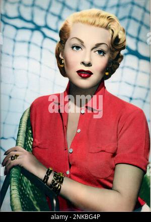 1953 c : l'actrice LANA TURNER , photos pubblicity - BIJOU - BIJOUX - braccialetto - bracelet - or - oro - anneau - anello - gioiello - gioielli - cheveux blonds - capelli biondi - bionda - orecchini - clips - boucles d'oreilles --- Archivio GBB Banque D'Images