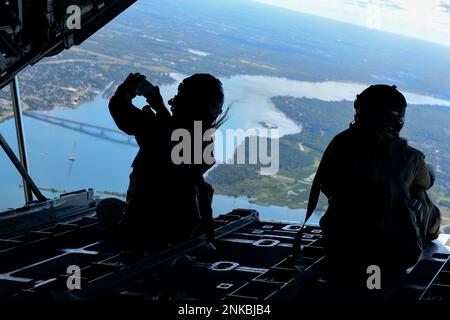 Le sergent d'état-major Micaiah McCartney et le sergent-chef Abby Stevenson, tous deux chargés de charge affectés à l'escadron de transport aérien 757th, sont assis sur la rampe d'un avion C-130H Hercules le 12 août 2022, tout en volant près de Niagara Falls. Les membres de l’équipage ont transporté des employeurs civils des aviateurs de la station de la réserve aérienne de Youngstown au cours d’un vol d’encouragement afin de sensibiliser les gens à l’engagement militaire en partenariat avec l’appui de l’employeur de la Garde et de la Réserve. Banque D'Images