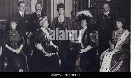 1907 , 17 novembre , Château de Windsor , Angleterre : le roi d'Angleterre EDWARD VII ( Londres 1841 - 1910 ) fils de la reine Victoria ( 1819 - 1901 ) avec sa femme ALEXANDRA du Danemark ( 1844 - 1925 ). Autour des autres membres de la même famille descendant de LA REINE VICTORIA d'Angleterre ( 1819 - 1901 ). La Reine d'ESPAGNE VITTORIA ENA de Battensberg ( 1887 - 1971 ) et le Roi ALFONSO XIII ( 1886 - 1941 ) . La Reine de NORVÈGE Maud de Grande-Bretagne ( 1869 - 1938 ) le plus grand du roi Edouard VII d'Angleterre ( 1841 - 1910 ) . L'empereur allemand WILHELM II Hohenzollern ( 1859 - 1941 ) et la femme AUGUSTE VICTOR Banque D'Images