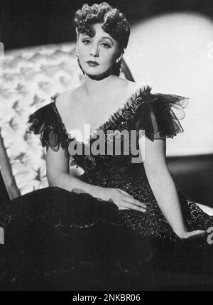 1939 : le Diva nazi la chanteuse et actrice allemande ZARAH LEANDER ( née Zarah Stina Hedberg , Karlstad , Suède 15 mars 1907 - Stockholm , Suède 23 juin 1981 ) dans ES WAR EINE RAUSCHENDE BALLNACHT ( una inebriante notte di ballo ) Par Carl Froelich - FILM - CINÉMA - CANTANTE - NAZIST - NAZISMO - Seconde Guerre mondiale - SECONDA GUERRA MONDIALE - portrait - ritratto - decolleté - scollatura - ouverture du cou - tulle - DIVA - DIVINA --- Archivio GBB Banque D'Images