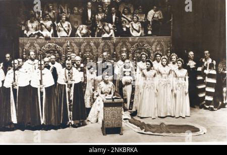 1953 , 2 juin , Abbaye de Westminster , Londres : La Reine ELIZABETH II d'ANGLETERRE ( née en 1926 ) pendant le couronnement - REALI - ROYALTIES - nobili - nobiltà - noblesse - - GRAND BRETAGNA - INGHILTERRA - nonna e nipote - REGINA - cerimonia di incoronazione - WINDSOR --- Archivio GBB Banque D'Images