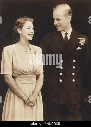 1947 ca : la future reine ELIZABETH II d'ANGLETERRE ( née le 21 avril 1926 ) avec le futur groupe de ménage Lieutenant PHILIP MOUNTBATTEN ( 10 juin 1921 ) Duc d'Édimbourg et prince de Grèce ana Danemark - REALI - ROYALTIES - nobili - nobiltà - noblesse - GRAND BRETAGNA - INGHILTERRA - REGINA - WINDSOR - collana - collier - collier - gioiello - gioielli - perles - perla - perle - sourire - sorriso - FIDANZATI - innamorati - LE ROYAL BETROTHAL - uniforme de la marine militaire - uniforme divisa militare della marina --- Archivio GBB Banque D'Images