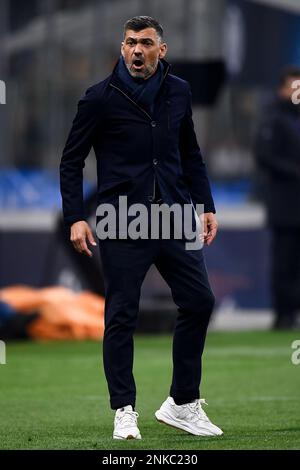 Milan, Italie. 22 février 2023. Sergio Conceicao, entraîneur en chef du FC Porto, réagit lors du match de football 16 de la Ligue des champions de l'UEFA entre le FC Internazionale et le FC Porto. Credit: Nicolò Campo/Alay Live News Banque D'Images