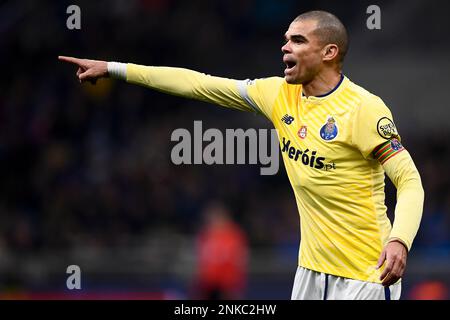 Milan, Italie. 22 février 2023. Pepe (Kepler Laveran Lima Ferreira) du FC Porto gestes lors du match de football 16 de la Ligue des champions de l'UEFA entre le FC Internazionale et le FC Porto. Credit: Nicolò Campo/Alay Live News Banque D'Images