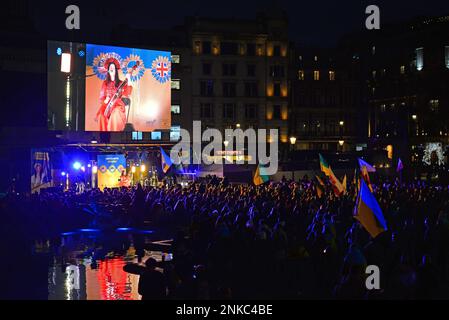 Londres, Royaume-Uni, 23/02/2023, des foules se réunissent à Trafalgar Square pour y entendre des musiciens et des discours pour marquer le premier anniversaire de la guerre en Ukraine. Banque D'Images