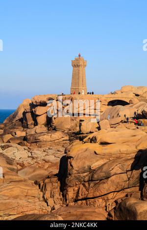 Côte rocheuse autour du phare Phare de Mean Ruz, Ploumanach, Perros-Guirec, Côte de granit Rose, département des Côtes-dArmor, région Bretagne Breizh Banque D'Images