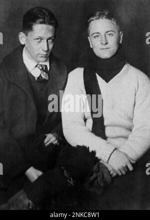 1915 CA , Princeton , Etats-Unis : l'écrivain américain FRANCIS SCOTT FITZGERALD ( Saint Paul , Minesota 1896 - Hollywood 1940 ) Quand a été 21 ans à l'académie Newman avec son ami Jimmy Dunn - SCRITTORE - LETTERATO - LETTERATURA - LITTÉRATURE - football - età del JAZZ - anni folli - LA GÉNÉRATION PERDUE - personnalité quand était petit enfant enfants garçon célébrités personnalité personnalités jeunes youngs - celebità personalità da giovane giovani - studente ---- Archivio GBB Banque D'Images