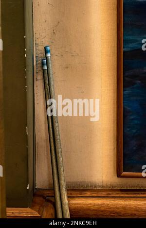 Deux bâtons de billard sur le mur Banque D'Images