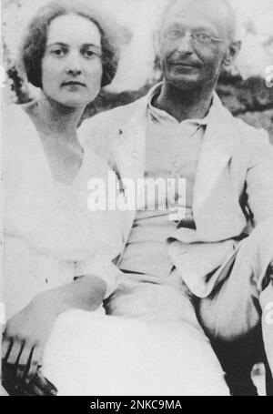 1921 : le célèbre écrivain allemand HERMAN HESSE ( Calw , Wurtemberg 1877 - Montagnola , Lugano 1962 ) avec sa femme de 2nd RUTH WENGER . Prix Nobel de littérature en 1946 - SCRITTORE - letterato - LETTERATURA - LITTÉRATURE - occhiali - lunettes --- Archivio GBB Banque D'Images