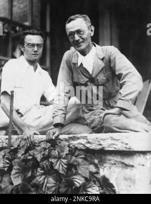 1931 environ , Montagnola , Lugano , Suisse : le célèbre écrivain allemand HERMAN HESSE ( Calw , Wurttemberg 1877 - Montagnola , Lugano 1962 ) avec le peintre allemand GUNTER BOHMER . Prix Nobel de littérature en 1946 - SCRITTORE - letterato - LETTERATURA - LITTÉRATURE - occhiali - lunettes --- Archivio GBB Banque D'Images