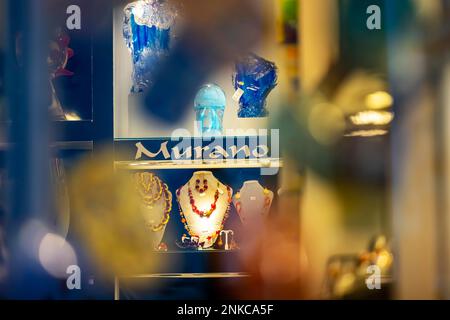 Verre de Murano dans une vitrine, un souvenir spécial de l'île de Murano, Venise, Italie Banque D'Images