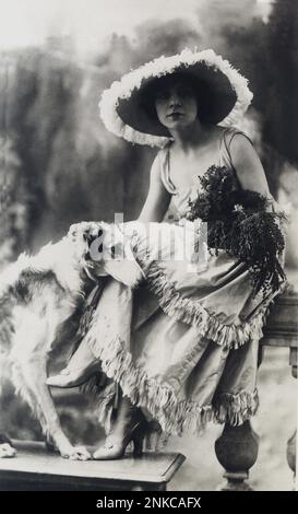 1920 environ : L'actrice théâtrale italienne MARIA MELATO ( Reggio Emilia 1885 - forte dei Marmi 1950 ) , une de préférée par Massimo Bontempelli , Célébrée pour ses performances de Bernstein et Dumas - ATTRICE - TEATRO - CINÉMA MUTO - FILM SILENCIEUX - PORTRAIT - RITRATTO - vamp - diva - divina - ANNI VENTI - 20's - 20's - '20 - ouverture de la nuque - décolleté - decollété - chapeau - cappello - piume - Plumes - BELLE EPOQUE - personalità celebità attori attrici con animale animali domestici domestico canne cani - levriero - célébrités personnalités personnages comédiens actrice avec chien p Banque D'Images