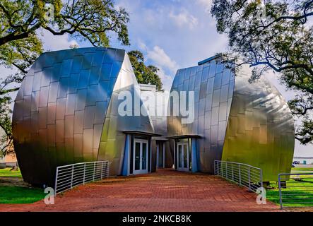 Quatre gousses en acier inoxydable conçues par l’architecte Frank Gehry sont photographiées au Musée d’art de l’OHR-O’Keefe, le 22 février 2023, à Biloxi, Mississippi. Banque D'Images