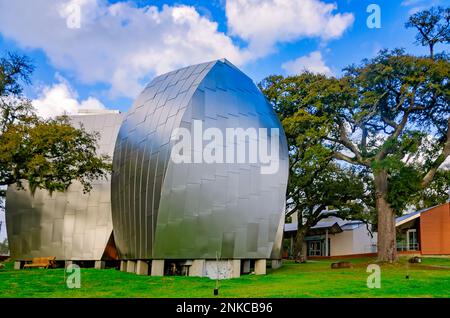 Quatre gousses en acier inoxydable conçues par l’architecte Frank Gehry sont photographiées au Musée d’art de l’OHR-O’Keefe, le 22 février 2023, à Biloxi, Mississippi. Banque D'Images