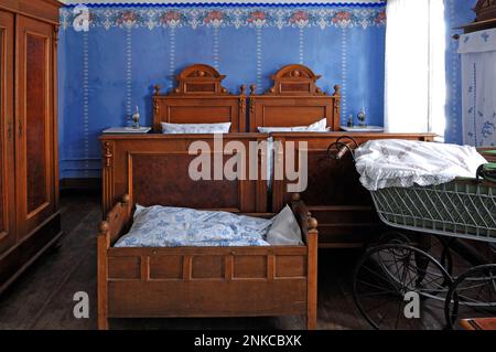 Chambre à coucher dans le berceau avant et pram, 1935, les enseignants à l'appartement dans l'école 1801, Franconian Open Air Museum, Bad Windsheim, moyenne-Franconie, Bavière Banque D'Images