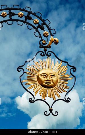 Nez de l'Hotel Gasthof sonne au ciel nuageux, Gengenbach, Bade-Wurtemberg, Allemagne Banque D'Images