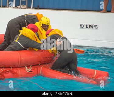 Les membres de l'escadron de ravitaillement en carburant aérien 191st, à la base de la Garde nationale aérienne Selfridge (Michigan), tirent un collègue sur un radeau de sauvetage pendant l'entraînement de survie en eau dans un parc aquatique local sur 13 août 2022. Dans le cadre d'une certification d'aptitude de routine, l'entraînement à la survie, à l'évasion, à la résistance et à l'évasion a permis à l'équipage du KC-135 Stratotanker et aux pilotes A-10 Thunderbolt II de s'exercer à survivre si leurs avions s'écraétaient sur un grand plan d'eau. Banque D'Images