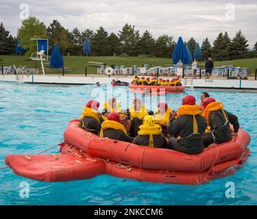 Plus de 40 membres d'équipage des 127th groupes de ravitaillement en carburant et 127th groupes d'exploitation de la base de la Garde nationale aérienne de Selfridge, au Michigan, participent à une formation sur la survie en eau dans un parc aquatique local sur 13 août 2022. Dans le cadre d'une certification d'aptitude de routine, l'entraînement à la survie, à l'évasion, à la résistance et à l'évasion a permis à l'équipage du KC-135 Stratotanker et aux pilotes A-10 Thunderbolt II de s'exercer à survivre si leurs avions s'écraétaient sur un grand plan d'eau. Banque D'Images