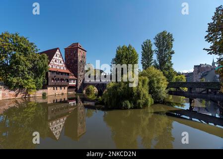 Vue sur l'ancienne Weinstadel, la tour d'eau, le pont Hangmans et la passerelle Hangmans, Nuremberg, moyenne-Franconie, Bavière, Allemagne Banque D'Images