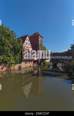 Vue sur l'ancienne Weinstadel, la tour d'eau et le pont Hangmans, Nuremberg, moyenne-Franconie, Bavière, Allemagne Banque D'Images