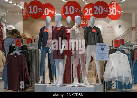 Mannequins féminins dans une boutique de mode lors d'une promotion à prix réduit, Bavière, Allemagne Banque D'Images