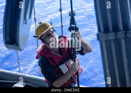 220813-N-UF592-1044 MER DES PHILIPPINES (le 13 août 2022) le compagnon 1st de Boatswain Stephen Sharp, de Zuni, Virginie, effectue des contrôles d'intégrité sur le crochet de davit à bord des États-Unis Le seul porte-avions de la Marine USS Ronald Reagan (CVN 76) déployé à l’avant dans la mer des Philippines, août 13. Les bateaux gonflables à coque rigide de Ronald Reagan sont capables d’effectuer des tâches, y compris des opérations de sauvetage en mer. Ronald Reagan, le navire amiral du Carrier Strike Group 5, fournit une force prête à combattre qui protège et défend les États-Unis, et soutient les alliances, les partenariats et les intérêts maritimes collectifs dans l'Indo-Pa Banque D'Images