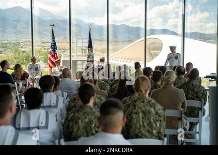 220813-N-WR119-1066 (COLORADO SPRINGS, Colisée) Cmdt. Jon Harbaugh, commandant du Navy Reserve Center (NRC) Colorado Springs s'adresse à la famille, aux invités et aux marins du NRC Colorado Springs lors de la cérémonie de changement de commandement au U.S. Olympic & Paralympique Museum après avoir pris le commandement. Le CNRC Colorado Springs compte 12 membres du personnel en service actif chargés de la mobilisation et de la préparation de 250 réservistes de forage. Changement de commandement,NRC Colorado Springs,NRNPASE-W,Navy, Banque D'Images