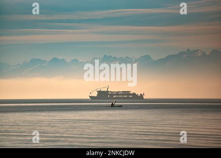 Bateau à passagers sur le lac de Constance, en arrière-plan les montagnes suisses, à droite le massif du Saentis (2501 m), Bade-Wurtemberg, Allemagne Banque D'Images