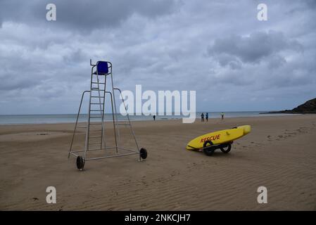 Plage sur la côte atlantique française avec le poste d'observation de l'eau, Normandie, France Banque D'Images