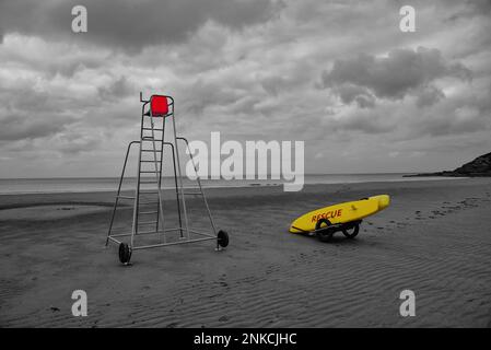 Plage sur la côte atlantique française avec le poste d'observation de l'eau, Normandie, France Banque D'Images