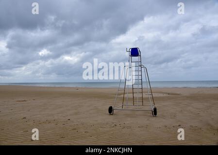 Plage sur la côte atlantique française avec le poste d'observation de l'eau, Normandie, France Banque D'Images