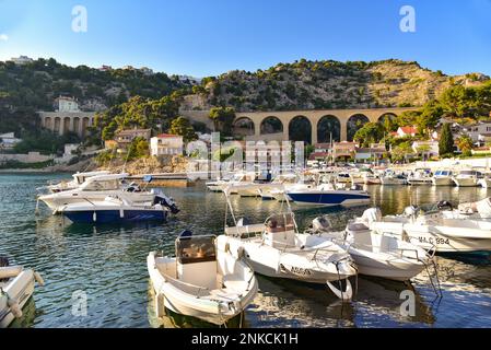 Port d'ensues-la-Redonne sur la Côte Bleue dans le Sud de la France, Provence-Alpes-Côte d'Azur, France Banque D'Images
