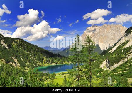 Lac Sebensee au-dessus de Lermoos dans le Tyrol, Autriche, Zugspitze en arrière-plan Banque D'Images