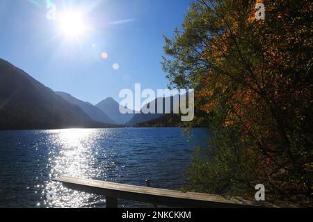 Steg, Plansee, district de Reutte, en arrière-plan le Tauernspitz, Tyrol, Autriche Banque D'Images