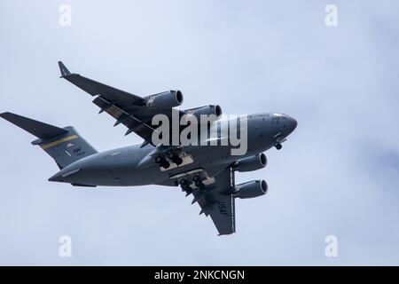 ÉTATS-UNIS La Force aérienne C-17 Globemaster III vole au-dessus de la tête lors du salon de l'air de la baie Kaneohe 2022, à la station aérienne du corps des Marines, à la baie Kaneohe, à la base du corps des Marines d'Hawaii, le 13 août 2022. L'exposition aérienne a permis de démontrer les capacités d'une force conjointe dans la région Indo-Pacifique. Le Kaneohe Bay Air Show, qui contenait des spectacles aériens, des expositions statiques, des démonstrations et des vendeurs, a été conçu pour exprimer l'appréciation de la MCBH aux résidents d'Hawaï et leur soutien continu à l'installation. Banque D'Images