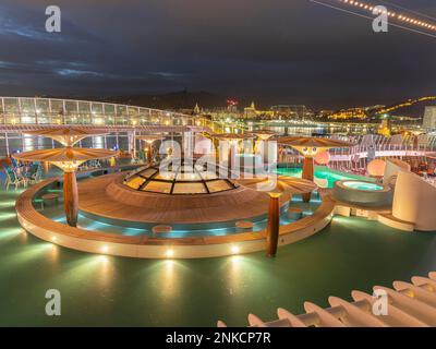 Bateau de croisière, AidaStella, AIDA Stella, entrant dans le port de Malaga, Andalousie, Espagne Banque D'Images