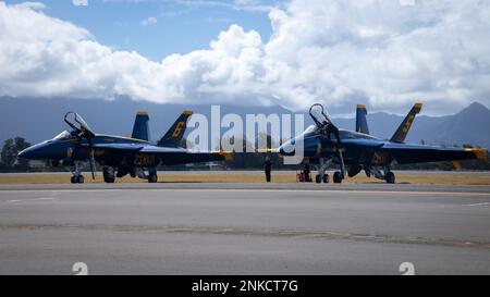 Les membres de l'équipage de conduite Blue Angel préparent les Super Hornets F/A-18 dans le cadre du salon de l'air de la baie Kaneohe 2022, Marine corps Air Station Kaneohe Bay, Marine corps base Hawaii, 13 août 2022. Aux États-Unis L’escadron de démonstration de vol de la Marine, les Blue Angels, est composé de six F/A-18 Super Hornets et d’un C-130J Hercules qui effectuent des opérations aérobies aux États-Unis. Le Kaneohe Bay Air Show, qui contenait des spectacles aériens, des expositions statiques, des démonstrations et des vendeurs, a été conçu pour exprimer l'appréciation de la MCBH aux résidents d'Hawaï et leur soutien continu à l'installation. Banque D'Images